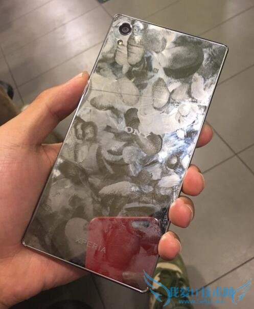 索尼 Z5/Z5 尊享版镜面玻璃沾满指纹 网友吐槽:恶心