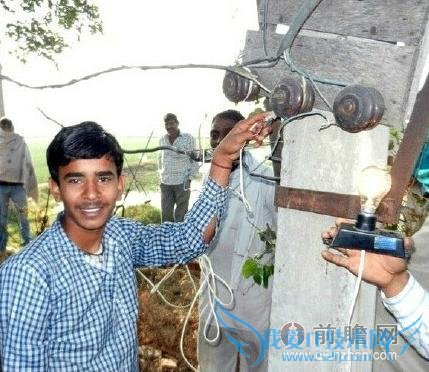 男孩可抗 11000 伏点击 人类“皮卡丘”舌头舔电线毫发无损