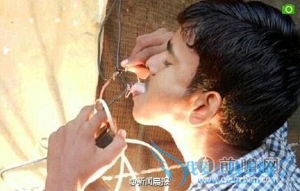 男孩可抗 11000 伏点击 人类“皮卡丘”舌头舔电线毫发无损