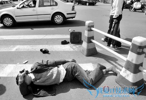 情侣吵架躺马路中间