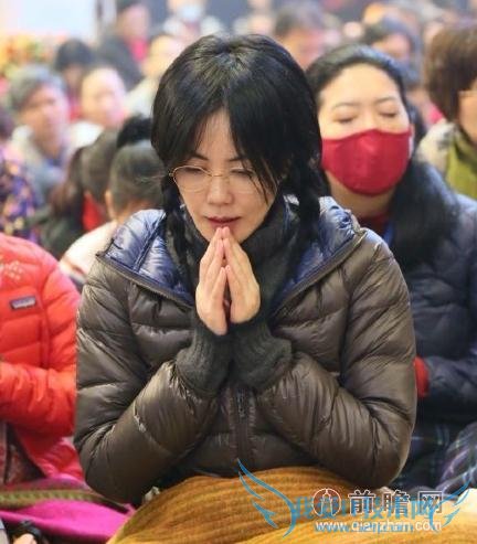 天后王菲扎麻花辫似邻家女孩 求佛求爱求子三不误