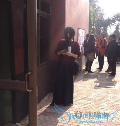 天后王菲扎麻花辫似邻家女孩 求佛求爱求子三不误