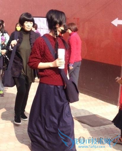 天后王菲扎麻花辫似邻家女孩 求佛求爱求子三不误