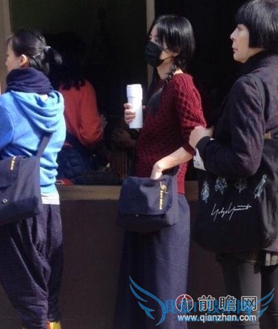 天后王菲扎麻花辫似邻家女孩 求佛求爱求子三不误