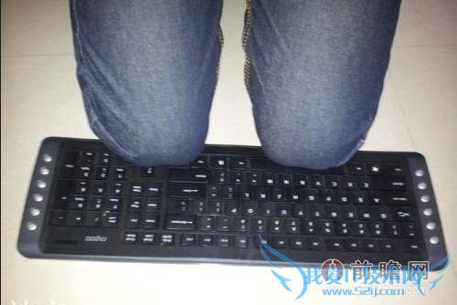 男子跪键盘