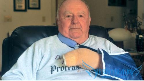 75 岁退伍军人空手夺猎刀 成功制服歹徒