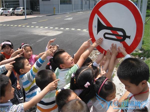 女司机开车按喇叭遭对方开枪爆头 妻子幸存丈夫称奇迹