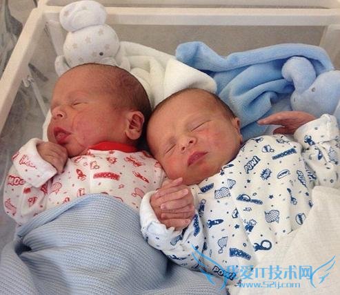 英国初生双胞胎心有灵犀 哥哥十指紧扣为病危弟弟打气