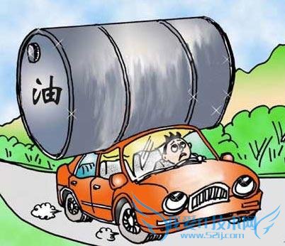 一升的成本到底是多少?钱被谁黑了? 今天有关油价的话题又火了,起因是中化泉州石化有限公司以 1444 万美元的价格卖了 3.8 万吨 92 号汽油给新加坡,按一吨汽油等于 1335 升,一美元兑换 6.5219 人民币,算下来一升油仅 1.856 元!同期,北京地区 92 号汽油售 5.67 元/升。 这个差距可不小,于是发改委又被点名了。 但专家出来说话了,说这属于成品油来料加工贸易业务,和国内成品油是有本质区别的。按配套公式计算,国五 92#汽油 1.8 元/升的出口价不算贵。 到底是怎么回事呢? 据悉,进口原油贸易分三种:一般贸易、进料加工与来料加工。一般贸易是指单边输入关境或单边输出关境的进出口贸易方式。进料加工属加工贸易,指境内企业向境外购买料件,在境内加工成成品后出口,料件和成品的所有权都是境内企业。来料加工属加工贸易,由境外无偿提供料件,在境内加工成成品后运回境外,料件和成品所有权都是境外企业,境内加工企业赚取的只是加工费。 来料加工贸易在税收上也很有优势:进口材料全额免税,货物出口免征增值税、消费税,加工企业免征增值税、消费税。3.8 万吨 92#汽油货值仅 1444 万美元,正是去除增值税和消费税以后的金额。 汽油出口价格低的问题解决了,国内国 92#汽油零售价格要 5.6-5.7 元/升又怎么解释?这就涉及到一个成本结构的问题。 据了解,目前成品油包括国内自产原油炼制及利用进口原油炼制和进口成品油三种,实际消费以后两者为主。数据显示,我国石油对外依存度接近 60%,以 2014 年为例,2014 年中国国内石油消费量为 5.18 亿吨,全年净进口石油 3.08 亿吨,占比 59.5%。 进口原油的成本计算方法为: (国际原油现货价格+到岸贴水)×美元兑人民币汇率× (1+增值税税率)× (1+进口关税税率)+ (仓储、港杂等费用) ,其中进口原油关税税率为 0,增值税为 17%。在现货交易中,到岸贴水、港口费、仓储费和商检费用等都根据货物数量、港口、指定交割仓库的不同而有所差异。 据中石化 2012 年年报推算,外购原油平均单位加工成本为 5223 元/吨,加工原料油的平均成本为 5146 元/吨,汽油平均批发价为 8182 元/吨,同期纽交所汽油零售价则为 7905.4 元/吨,中国比美国高出 380 元/吨。若再加上零售环节的物流、运输、人工等费用,中国汽油的零售价大约要高出美国汽油的 16%-30%。 除了费,还有税,中国消费者在购买成品油时需要支付消费税、增值税,还有以消费税和增值税为税基的城建税、教育费附加及地方教育费附加——粗略估计,流通环节的税负成本在整个成品油价格中占 30.46% (汽油) ,柴油税收占 26%左右。 反观依靠市场定价的美国,消费者支付的汽油价格中,原油成本、炼油成本以及销售成本分别占 67%、15%和 7%,其中汽油税收的比重大约为 13%,柴油税收占 12%。 综上所述,成品油的成本包括四个部分:上游开采或进口、中游炼化环节、下游的销售以及各环节累积的税收。但对于中国来说,无论是进口原油的油品,还是炼油环节的环境成本,抑或下游销售成本均比美国低,加上政府为抑制油价,对石油公司予以财政补贴,成本优势就更明显。为什么中国油价还是比美国贵? 首先,石油系统是垄断行业,开采、进口,炼油、销售由央企一手把控,市场化程度低; 其次,石油行业效率低,经营管理中浪费明显; 最后,中国税率太高,直逼欧洲。 更让人担心的是,在经历两轮油价搁浅后,有消息称,发改委正考虑进一步上调消费税,同时征收环保税,此外,计划对成品油价设置“天花板价”及“地板价”。 而社科院一份报告显示,在未来 5~10 年内油价都将保持在低位,这是不是说,为了救两油,中国油价会继续坚挺下去?这不禁让人想起了年初一个段子: “今天是个特殊的日子,七年前,2008 年的今天,国际原油每桶 147 美元,中国油价每升 6.3 元。2015 年的今天,国际油价每桶 43 美元,中国油价仍然是 6.3 元人民币。”