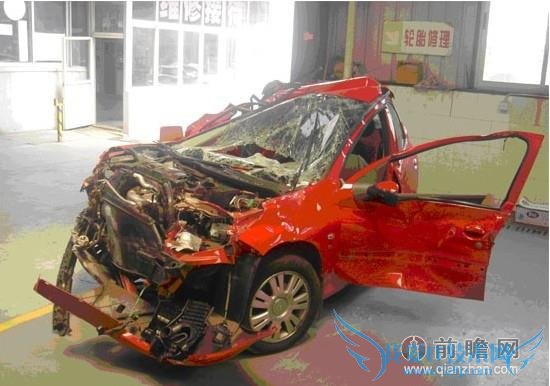 轿车被撞成麻花,车主仅受皮外伤