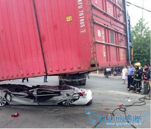 集装箱压扁轿车 女司机生还