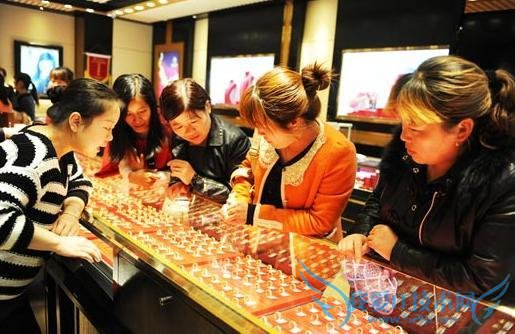 ۱ й賴ƽ˻ֻһ  “й”Ⱥ“ͻ”ƵϹý屨ͷλáǲڹ㳡裬ڹؼʱ̳֣ʱ⣬ƽ𳴷  ȥ 4 ¼䣬ʽ۳˱ƣԭǻְҵڴ༰ջƽйѶڹڽ“ɨ”300 ֻƽԴΪйߣʽ۵ıƵԻ⡣  ʱвýΪй“”ƽΪ˻ֵĽھͷʵϣйΪǹʽۻҪԭ򣬶ֻǡֹʱйڻֽڴǰֻһĶѡ  10  3 գǿľҵݷ󣬻ƽ۸ֱ߻䣬ÿ˾ 1200 ԪҪؿڡŦƽڻ 22.20 Ԫ 1.8%ÿ˾ 1192.90 ԪתΪֵ 2012  2  5 ͽ۸աͶΪƽ鲢δڵսۿܽһµÿ˾ 1100 Ԫ  ʽһһƣڲУۼǳ 10%ۿй֮ʱȻƽٶȼתֱ£ڼ䣬ʽһ·С10  4 賿ŦԼƽڻش 1.8%ʧÿ˾ 1200 Ԫؿڣ 56 µ͡ʱй 20%ҡ  ۲խҾٷŻ޵Ļƽάֹ̬ȡйжҲйƽгѹ GFMS Ļƽ걨߻ȥĻƽ𣬽ϰйƽƷ½ 22% 351 ֡  ѹʻƽгĻôڴӵжʵս飬Ϊְҵ˶Ա;йֻҵѡְ֣ҵѡֽȫͬһʵȼϣʧճĿԼ󡣶ǰʢ“й賴ƽ˻”Ҳֻһζѡ