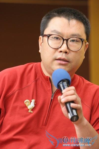 《美丽俏佳人》主持人王婧因涉嫌容留他人吸毒被警方刑事拘留的热度还没消退,房祖名也还在监狱呆着等着最终的判决,至于柯震东及前段时间出狱的李代沫目前也是夹着尾巴低调做人,但这么多前车之鉴依旧没有阻止明星以身试毒,以身试法。目前,北京媒体就报道,现年 45 岁的歌手尹相杰因涉毒被警方抓获,现场查获冰毒等毒品 10 余克,尹相杰本人对非法持有毒品和吸毒行为供认不讳。目前,尹相杰已经被警方刑事拘留,案件正在进一步调查之中。而讽刺的是,据悉尹相杰在 2007 年曾被聘为北京禁毒教育义务宣传员。