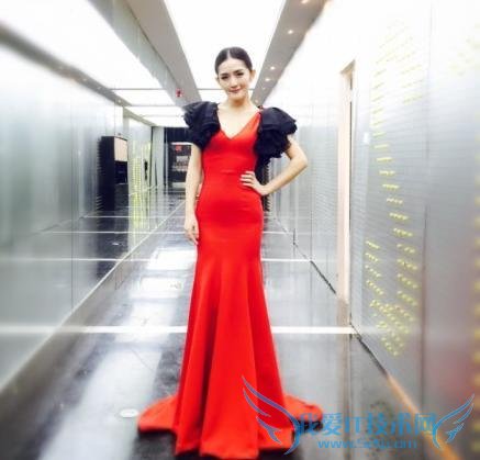 太阳女神谢娜主持功底弱:离了何炅 她仅剩一副空皮囊