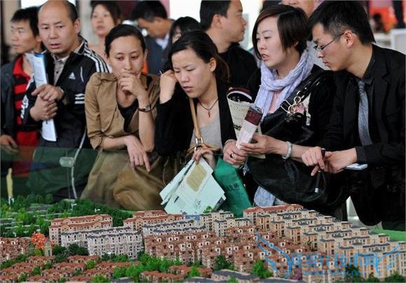 ˻ 14 ܹ  7  11 ѹɽ  ڌ˿һ˵2014 ѵõ“й¥Ԫ”֮꣬ȻûӭزʯԤԵ“ɽײ”𷿼ߵ¥Ϊ˲ʽ⡢Ϊȥ棬ҧҧѸ߷ĭ΢ۻ򸽼ԸʽŻݣԴƻҵߡ  ͷǰհıҹ۲죬ҪˣһǸձҵõ“”ˣĸֱӳаڣ˸¹;һѴﵽһСˣǺǿһˣƾԼŬ׬ȡԼķ  죬Ҫ̸ĲѾ򷿵ˣڷŬȦڵ˺ڵˡ֪ȫ򷿼У۵֮λӵһ֪ǵĹѹж󣬵ʵϣг 70% 40 ͨѾ˷ڵؿǲ²ΪҪߣһ¡ʵȻ!Ϊ 4 ԪϵĽռȫͶ˿ڵ 17%  ǿǾо 25 շġо桷ʾһԹ 10 ķޣҪ۹һ 40 ƽ׵סլΪҵʱ 14.4 ꣬ 1991 ʱ 8.8 ÿ¹ռͥ 40%ɼ¥ԶԶ񸺵Ϊʲô˻?  ʵƾԱǰѷƣ“ٶ߱Թ̫ˣ˲𷿡˵ֱԹĶߣܹᣬֻܹԼԼͶʡѣԲ𷿡”ƺָڵΪ̫𷿣һЩǮ򷿵ľ顣ܽΪ޷ǣŬְޡѧϰͶʺͿš“Ŭְ”ΪԼ 30%һȫְһ߸ɼְ˳“ 7 㿪ʼ 11 °”“ʢ”  ƣڱĹ࣬ڵƺȫͬǰհǰĻԱڵΪ ͬ𡷵ĵ飬ʾ 3992 ˲룬ߴ 85%“ͬÿڷܹѧϰ”;8%ʾ“˾ȷֵýʵʩе”; 7.1%“ͬڵ͹ùҹȻɧ”  ͬΪڵ˵ıҵãʵӳǶʡĲ㡣ʵ“30 ǰ”һħ㣬ǵ񾭣۶ǵǹγһεԼǵǶѧѾൽˣᣬǸĸĴߴǱᣬǿտҲǮѹ֪ڵ˳ȴȫְ֮⣬ܰʱ仨һЩҪϣϷҾ硢İԵȵȣ˰ѿеʱѧϰѧϰ  ԣֻͨԼ˫Ŭ׬Ǯ򷿵һڵˣǻ˼ȥ?ҲϹѾС£֮ûôȥ?