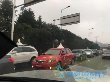 重庆司机车顶堆小雪人遭交警扣分罚款 网友支持:安全第一