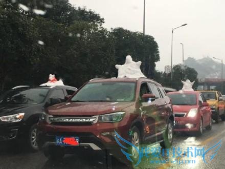 重庆司机车顶堆小雪人遭交警扣分罚款 网友支持:安全第一