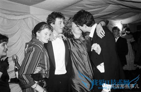 Ӣ࿨÷ױڳڰʷ ܹϵ