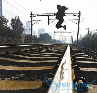 19 岁男孩耍酷竟在铁轨玩自拍 逼停列车被罚 500