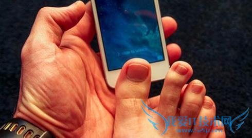 上市前 3 天,iPhone 6 及 iPhone 6 Plus 的销售成绩喜人,出货量突破 1000 万部。3 天卖出 1000 万部,也就意味着每小时有 138888 部六代苹果手机卖出,每分钟有 2314 部手机被卖出。