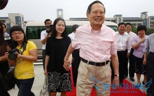 ʹʷ̷ 10   ʮǰһȱ΢˸ед“ޣ۵ʹľ/ϵ۶͵/ҵĲ/һػഺĻϲ”  92 Ĳ 38 ʹЯ߹ 10 ʷ໥˺ʱƺֻƽҵŮӣԼİ˵“Darling!”Ҳÿÿʹ˵“Darlingȥ칫ˡ”ڣⳡһޱܰ˶ʼĸо;ʹڵУ¸ǰС  ڲʹĽʮԴȥ˵ͣʼնδƽϢ;תתȥ˵ɴ;ƮƮȥÿһ쵭ȥۼ  ӵвˣǻѧҡŵѧ——Ǹ۵ʹĵڶ——̷  1922 ȻΪ֪ѧңһĸ־ȴɡ  ڶɺͷУְܵ£һǼ;һڽᷢӲźΪ 82 ˵ӭȢ 28 Ů̷  ֮˵Уһ 82 ͷȢ˸СԼ 54 ţִɡ˵Уھ޴ˣİ飬ȫ“ţ۲”“̰ͼ”̷ò  Ȼ׵۹ʱǰȴǴྭõġ̷ȻͬĻһӽлһʢ;һѧȥһѧʧȥֵȻµ˼άʹʹĻʮ꣬罺ᣬɷˡ  ýҪ̷Ļʱ˵“ʮ󣬴һΪʷ”Դˣͷǰհĸʢտʮ̷ֻ꣬ʮ꣬Ŀ֤ʵ——һְţ۲ݣְΪһʷ  ڵУѧƽŮ߹ʮꡣصĵʾʮʱܹͽ̷ࡣڣѾ 69.4%ĵܹ“”ռ½Ϊ 30.6%  ϣ̷ƽŮӳУȴеġӲκڸεƺͲϵ壬뷨ܻر̷˵ȥϣٻ顣̷“ô?”˵“޳㽫ٻ飬ʹġǸϣ㲻ٽ顣”  µı׼Լ氮޵ǰԶǲ԰ġ氮ˣ״ͳ۹۵ĿǣԼ̷ֿף!