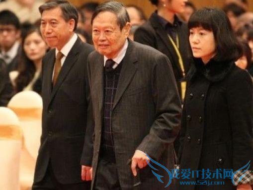 ʹʷ̷ 10   ʮǰһȱ΢˸ед“ޣ۵ʹľ/ϵ۶͵/ҵĲ/һػഺĻϲ”  92 Ĳ 38 ʹЯ߹ 10 ʷ໥˺ʱƺֻƽҵŮӣԼİ˵“Darling!”Ҳÿÿʹ˵“Darlingȥ칫ˡ”ڣⳡһޱܰ˶ʼĸо;ʹڵУ¸ǰС  ڲʹĽʮԴȥ˵ͣʼնδƽϢ;תתȥ˵ɴ;ƮƮȥÿһ쵭ȥۼ  ӵвˣǻѧҡŵѧ——Ǹ۵ʹĵڶ——̷  1922 ȻΪ֪ѧңһĸ־ȴɡ  ڶɺͷУְܵ£һǼ;һڽᷢӲźΪ 82 ˵ӭȢ 28 Ů̷  ֮˵Уһ 82 ͷȢ˸СԼ 54 ţִɡ˵Уھ޴ˣİ飬ȫ“ţ۲”“̰ͼ”̷ò  Ȼ׵۹ʱǰȴǴྭõġ̷ȻͬĻһӽлһʢ;һѧȥһѧʧȥֵȻµ˼άʹʹĻʮ꣬罺ᣬɷˡ  ýҪ̷Ļʱ˵“ʮ󣬴һΪʷ”Դˣͷǰհĸʢտʮ̷ֻ꣬ʮ꣬Ŀ֤ʵ——һְţ۲ݣְΪһʷ  ڵУѧƽŮ߹ʮꡣصĵʾʮʱܹͽ̷ࡣڣѾ 69.4%ĵܹ“”ռ½Ϊ 30.6%  ϣ̷ƽŮӳУȴеġӲκڸεƺͲϵ壬뷨ܻر̷˵ȥϣٻ顣̷“ô?”˵“޳㽫ٻ飬ʹġǸϣ㲻ٽ顣”  µı׼Լ氮޵ǰԶǲ԰ġ氮ˣ״ͳ۹۵ĿǣԼ̷ֿף!