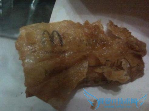 麦当劳饮料中喝出蟑螂 鼻屎也曾惊麦当劳奶茶中 今年 7 月,上海福喜过期肉事件的曝光,一度使麦当劳叔叔、肯德基爷爷压力山大。事件曝光后,以福喜为鸡肉供应商的麦当劳肯德基等展开了一场强大的公关行动,过期肉的负面影响并没有过多波及到两家洋快餐的销售。 10 月 6 日,“麦当劳饮料中喝出蟑螂”一经媒体报道后,再次将公众的关注视线拉回到洋快餐的卫生及食品安全问题。 报道称,10 月 5 日下午 4 点左右,位于成都市天府广场旁的麦当劳广场餐厅店接到投诉,市民邹女士称,自己在刚购买的一杯热巧克力里喝出了一只蟑螂。她要求餐厅对此事作出书面道歉。餐厅方面称,蟑螂进入杯子内的原因还不能确定,对于邹女士的要求未做明确答复。目前,食药监部门已对此事展开调查。 麦当劳食品中吃出异物,其实早在多年前就有发生过。有媒体报道称,某市市民曾在麦当劳的奶茶里喝到一异物,后经确认竟是一块“鼻屎”的报道。 对此,有网友指出,其实提到麦当劳,很多人对其卫生还是比较放心的,因为麦当劳从食品加工到卫生要求都是有着自己的一套标准,食品加工每道程序都有精确的时间,员工洗手也都要洗到手臂,等等这些规定做法是让很多人放心的原因。但是或许我们也同时忽略了一个问题,那就是这些标准在执行的时候是否能够到位,保证万无一失,有很多做事认真、原则性极强的人相信他是可以按照规定完成每一个动作的,无法排除一些做事不认真、责任心又不强的人难免出现纰漏,并不是这部分人不想做好,而是能力、性格、习惯等差异导致。所以,麦当劳在教员工如何去做每一个程序的同时,不能疏于对员工的责任心、做事态度和个人习惯等的管理与培养。