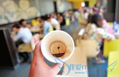 麦当劳饮料中喝出蟑螂 鼻屎也曾惊麦当劳奶茶中 今年 7 月,上海福喜过期肉事件的曝光,一度使麦当劳叔叔、肯德基爷爷压力山大。事件曝光后,以福喜为鸡肉供应商的麦当劳肯德基等展开了一场强大的公关行动,过期肉的负面影响并没有过多波及到两家洋快餐的销售。 10 月 6 日,“麦当劳饮料中喝出蟑螂”一经媒体报道后,再次将公众的关注视线拉回到洋快餐的卫生及食品安全问题。 报道称,10 月 5 日下午 4 点左右,位于成都市天府广场旁的麦当劳广场餐厅店接到投诉,市民邹女士称,自己在刚购买的一杯热巧克力里喝出了一只蟑螂。她要求餐厅对此事作出书面道歉。餐厅方面称,蟑螂进入杯子内的原因还不能确定,对于邹女士的要求未做明确答复。目前,食药监部门已对此事展开调查。 麦当劳食品中吃出异物,其实早在多年前就有发生过。有媒体报道称,某市市民曾在麦当劳的奶茶里喝到一异物,后经确认竟是一块“鼻屎”的报道。 对此,有网友指出,其实提到麦当劳,很多人对其卫生还是比较放心的,因为麦当劳从食品加工到卫生要求都是有着自己的一套标准,食品加工每道程序都有精确的时间,员工洗手也都要洗到手臂,等等这些规定做法是让很多人放心的原因。但是或许我们也同时忽略了一个问题,那就是这些标准在执行的时候是否能够到位,保证万无一失,有很多做事认真、原则性极强的人相信他是可以按照规定完成每一个动作的,无法排除一些做事不认真、责任心又不强的人难免出现纰漏,并不是这部分人不想做好,而是能力、性格、习惯等差异导致。所以,麦当劳在教员工如何去做每一个程序的同时,不能疏于对员工的责任心、做事态度和个人习惯等的管理与培养。