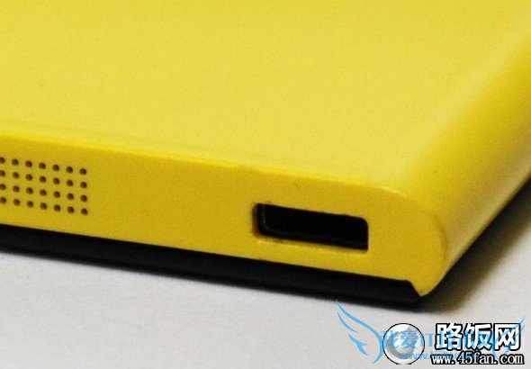 小米3机身底部特写