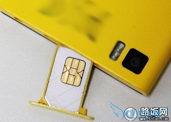 小米3采用标准的SIM大卡设计
