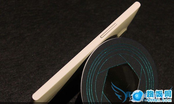 金立E7机身右侧一体音量按键特写图片