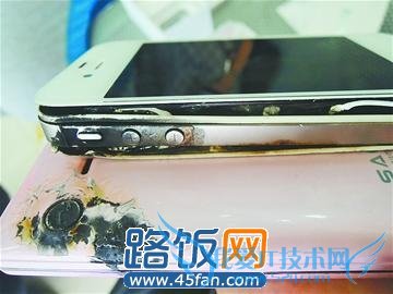 苹果4s手机充电时爆炸引燃沙发 使用不足四个月