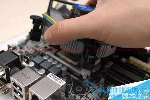 怎么给cpu安装散热器?