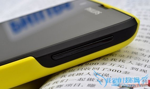 飞利浦W6500侧面音量按键特写