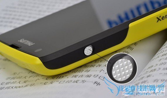 飞利浦W6500侧面醒目的省电按键