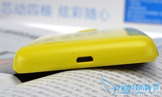 飞利浦W6500底部USB数据接口特写