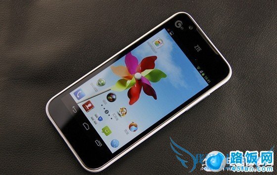 4.5英寸手感不错的中兴U985