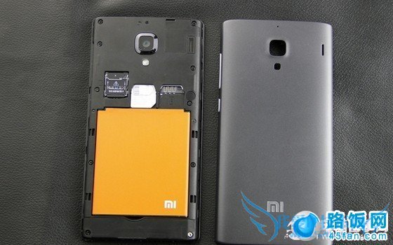 红米手机采用可拆卸电池设计