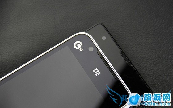 中兴U985与红米手机均前置130万前置摄像头