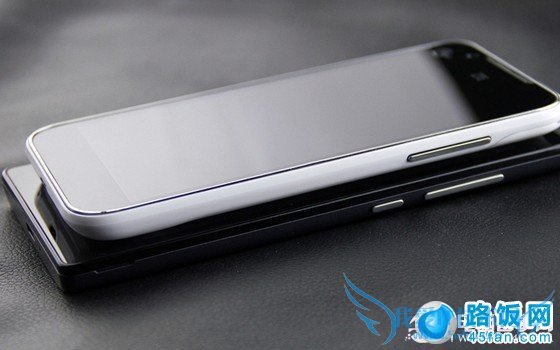 中兴U985与红米手机机身侧面对比照