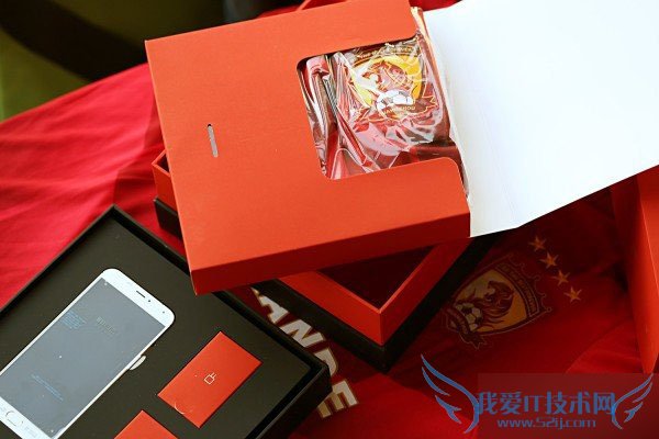 一起来欣赏下魅族MX5恒大纪念版