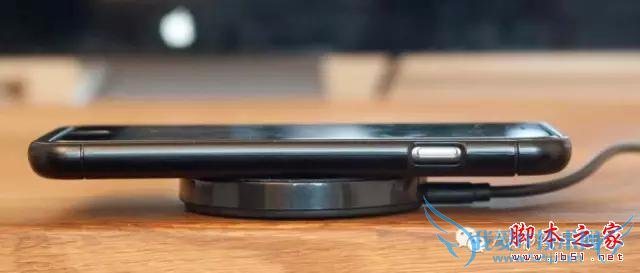 Aircharge Qi无线充电配件,可以让iPhone支持无线充电