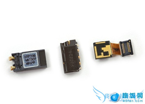 拆解下来的听筒扬声器、耳机插孔以及130万像素前置摄像头