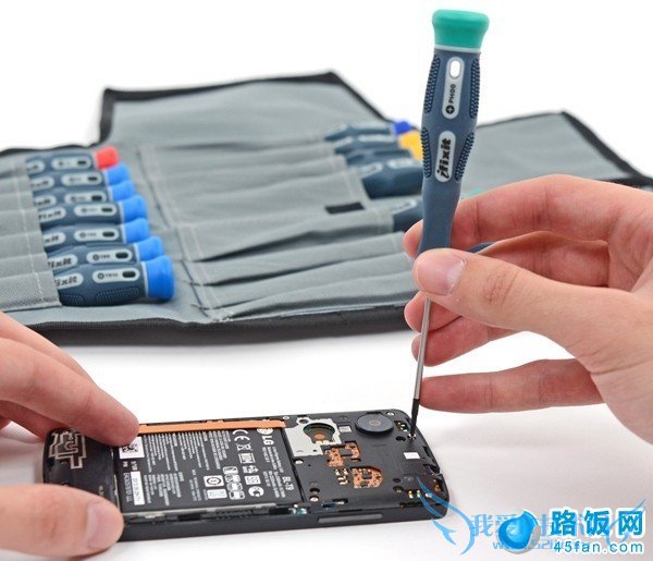 Nexus 5主板固定螺丝拆解