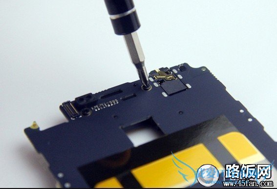 努比亚Z5 mini主板拆解:拧下十字螺丝