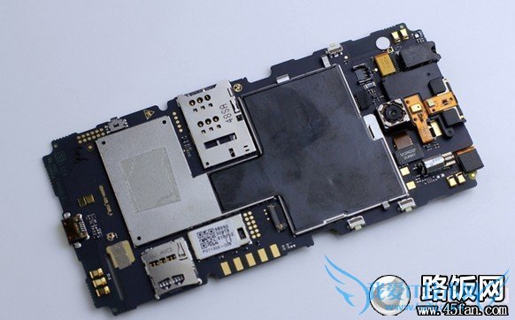 努比亚Z5 mini采用大主板设计