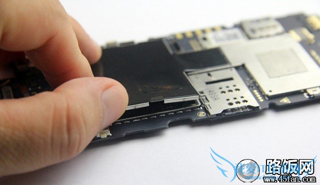 拆下努比亚Z5 mini内部主板芯片金属屏蔽罩