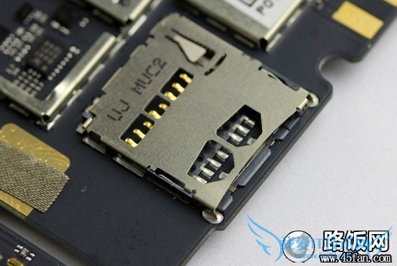 努比亚Z5 mini主板上的micro-USB插孔