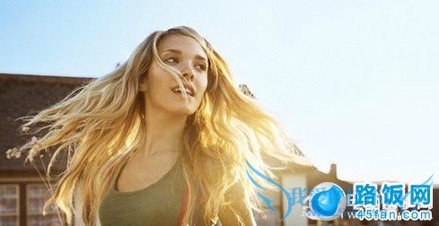 可人甩头发姿势