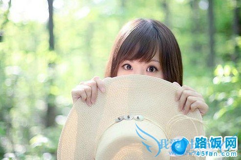 挡脸或者眼睛的拍照姿势